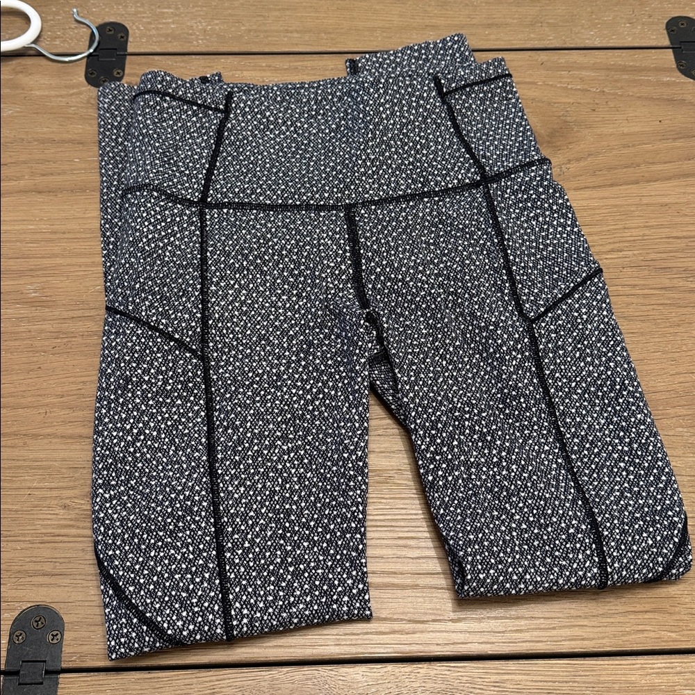 Lululemon Fast and Free Leggings Fizz White/Black Size 4 EUC - Picture 5 of 8
